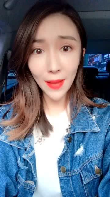 群众小姐姐吃瓜视频,小姐姐直播吃瓜，网友热议不断