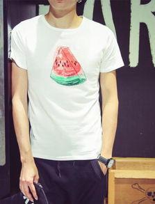 短袖t恤吃瓜,短袖T恤搭配吃瓜，轻松度夏新时尚