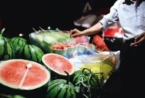 卖瓜吃瓜现场视频素材下载,卖瓜吃瓜，趣味横生的市井百态