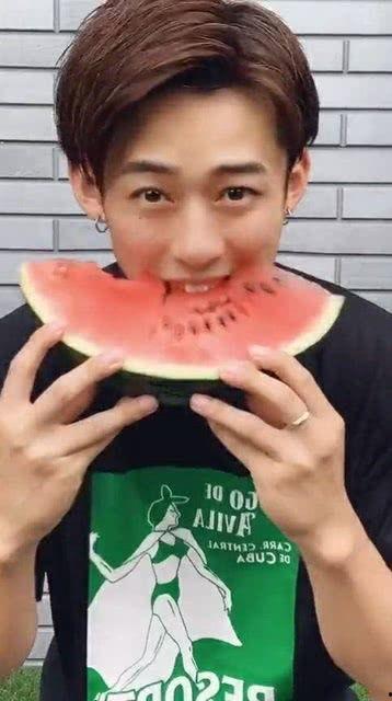 吃瓜视频小哥哥,揭秘吃瓜视频小哥哥的爆红之路